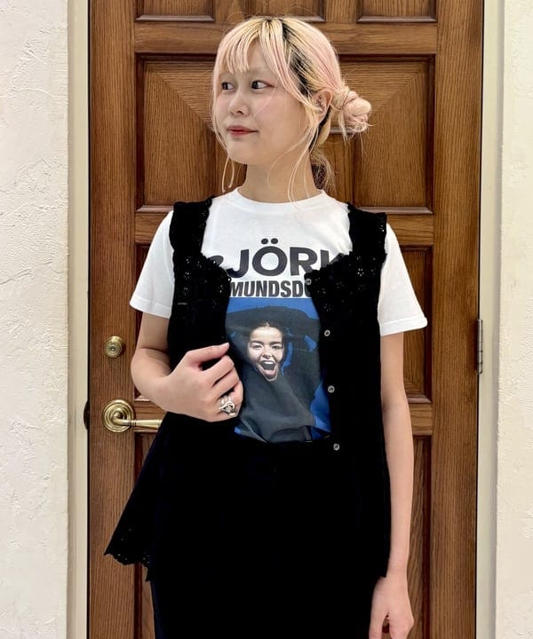 はっとりさんの「BEAMS WOMEN｜【別注】Kevin Cummins / 「Bjork」Photo T③」を使ったコーディネート