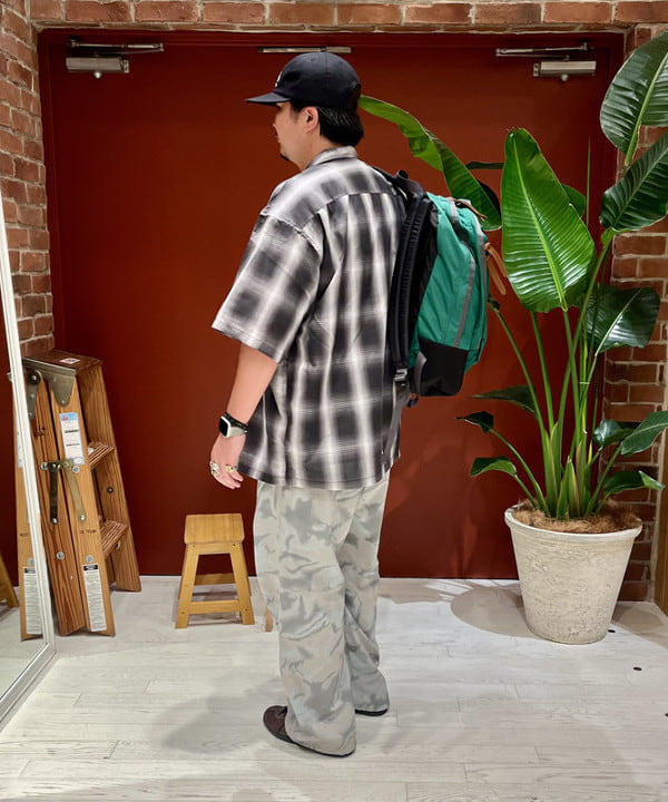 新里 京介さんの「BEAMS WOMEN｜オンブレ チェック ルーズ シャツ」を使ったコーディネート
