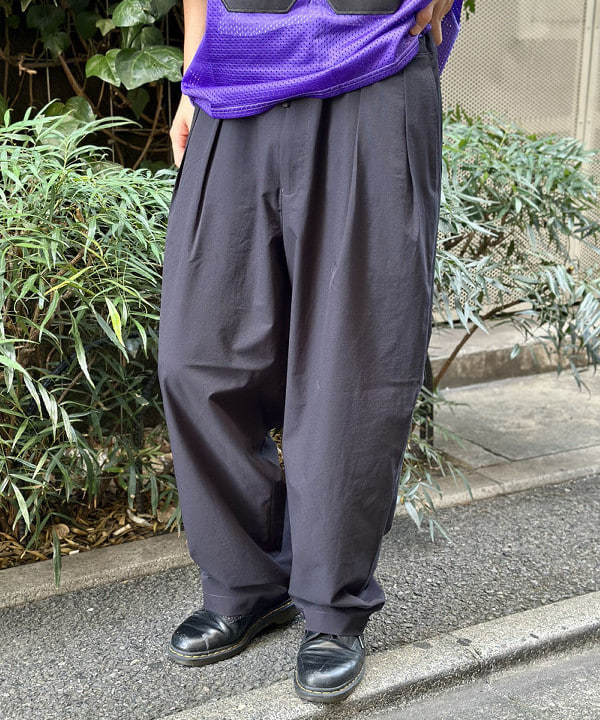 Kellyさんの「BEAMS WOMEN｜メッシュライク 2プリーツ テーパード スラックス」を使ったコーディネート