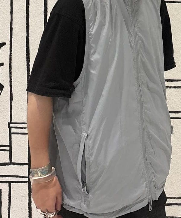 三宅 康平さんの「BEAMS WOMEN｜【別注】WILD THINGS / REVERSIBLE NYLON VEST」を使ったコーディネート