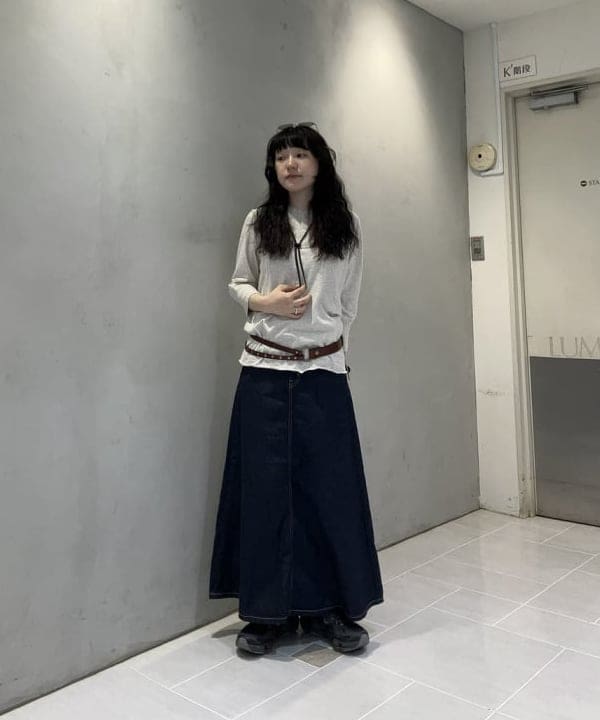 須賀さんの「BEAMS WOMEN｜BEAMS BOY / デニム 5ポケット マキシスカート」を使ったコーディネート