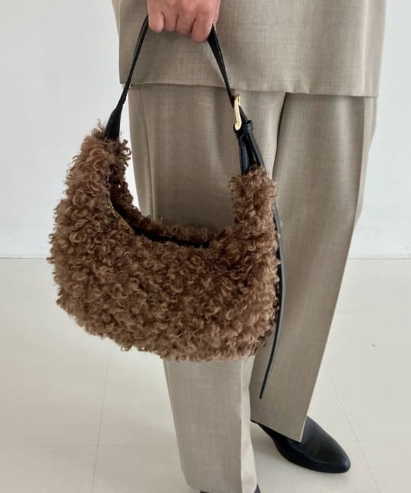 松元 晴佳さんの「BEAMS WOMEN｜ツイル Vあき プルオーバー ベスト」を使ったコーディネート