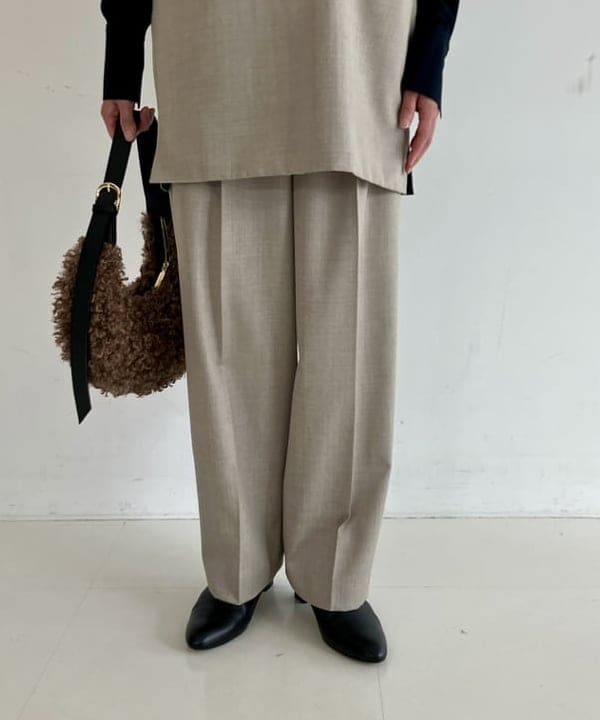 松元 晴佳さんの「BEAMS WOMEN｜ツイル Vあき プルオーバー ベスト」を使ったコーディネート