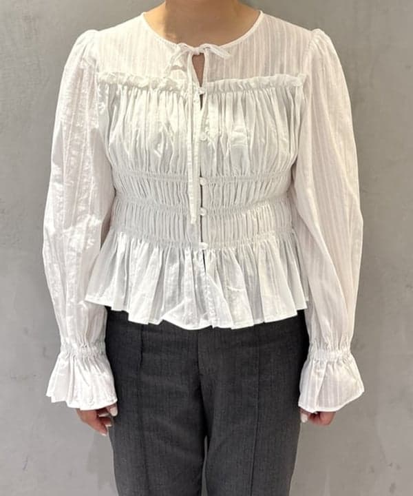 大石彩可さんの「BEAMS WOMEN｜■レース ペプラム ノースリーブ ブラウス」を使ったコーディネート