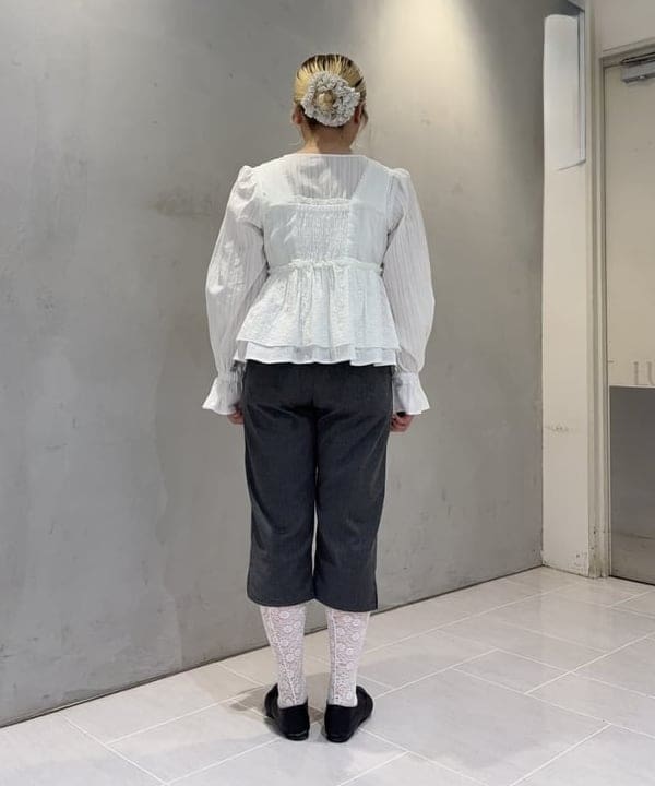 大石彩可さんの「BEAMS WOMEN｜■レース ペプラム ノースリーブ ブラウス」を使ったコーディネート