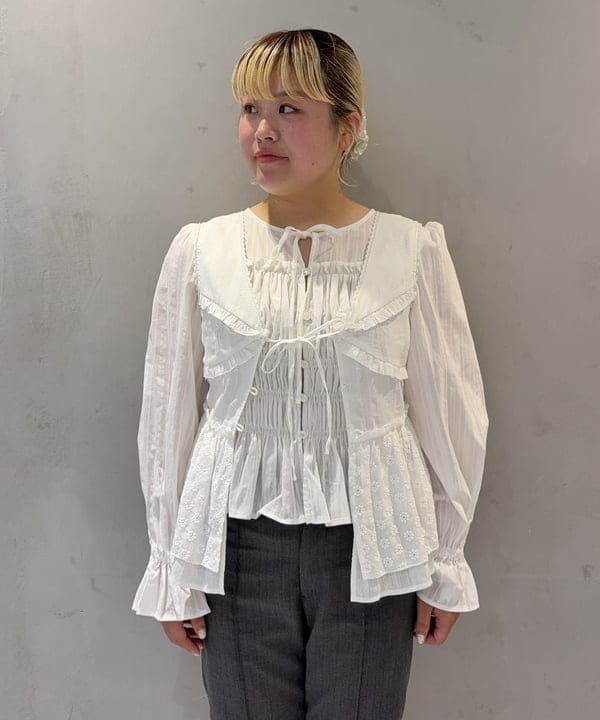 大石彩可さんの「BEAMS WOMEN｜■レース ペプラム ノースリーブ ブラウス」を使ったコーディネート