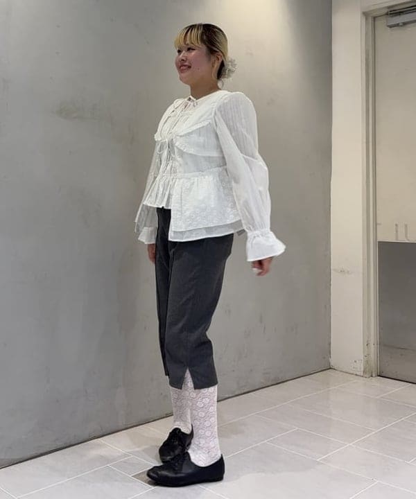 大石彩可さんの「BEAMS WOMEN｜■レース ペプラム ノースリーブ ブラウス」を使ったコーディネート