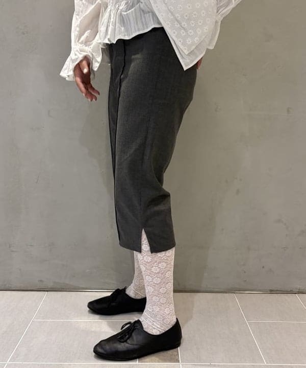 大石彩可さんの「BEAMS WOMEN｜■レース ペプラム ノースリーブ ブラウス」を使ったコーディネート