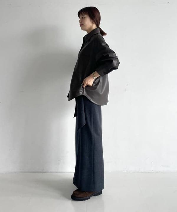 SAKAIさんの「BEAMS WOMEN｜フェイクレザー シャツジャケット」を使ったコーディネート