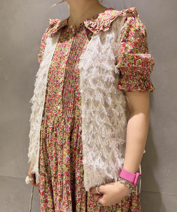 マツモト アカネさんの「BEAMS WOMEN｜フリンジ 2WAY ジレ ブラウス」を使ったコーディネート