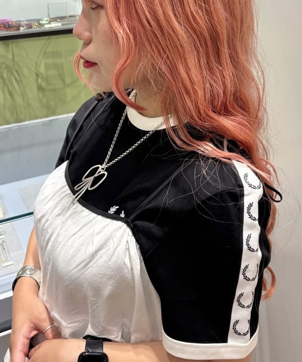 オカベ　アヤカさんの「BEAMS WOMEN｜■FRED PERRY / TAPED RINGER T-SHIRT」を使ったコーディネート
