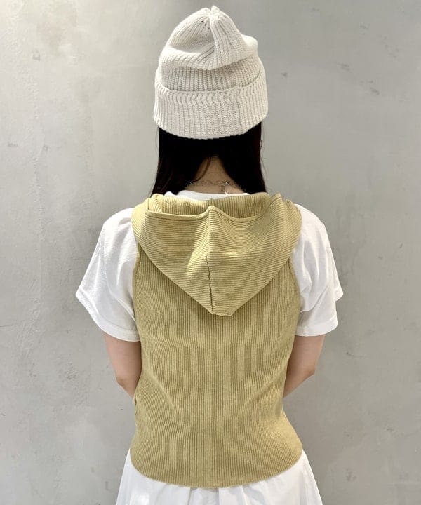 カタヤマ アヤさんの「BEAMS WOMEN｜フーディー ジップ ベスト」を使ったコーディネート