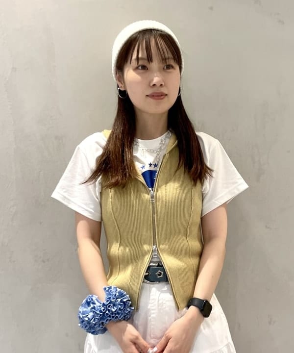 カタヤマ アヤさんの「BEAMS WOMEN｜フーディー ジップ ベスト」を使ったコーディネート