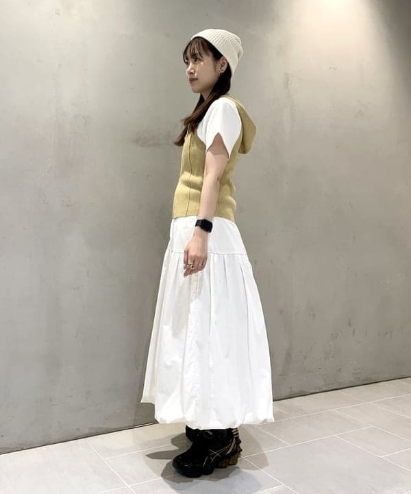 カタヤマ アヤさんの「BEAMS WOMEN｜フーディー ジップ ベスト」を使ったコーディネート