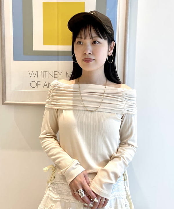 カタヤマ アヤさんの「BEAMS WOMEN｜リブ ギャザー オフショルダー Tシャツ」を使ったコーディネート