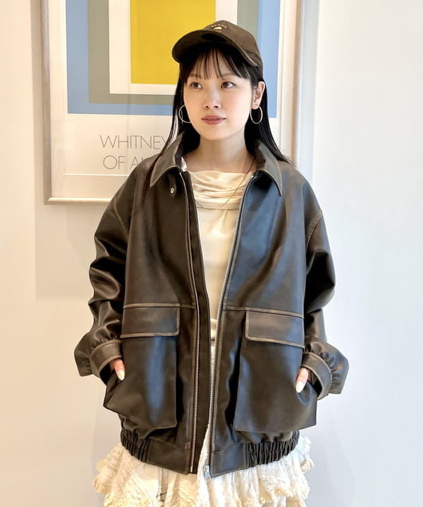 カタヤマ アヤさんの「BEAMS WOMEN｜リブ ギャザー オフショルダー Tシャツ」を使ったコーディネート