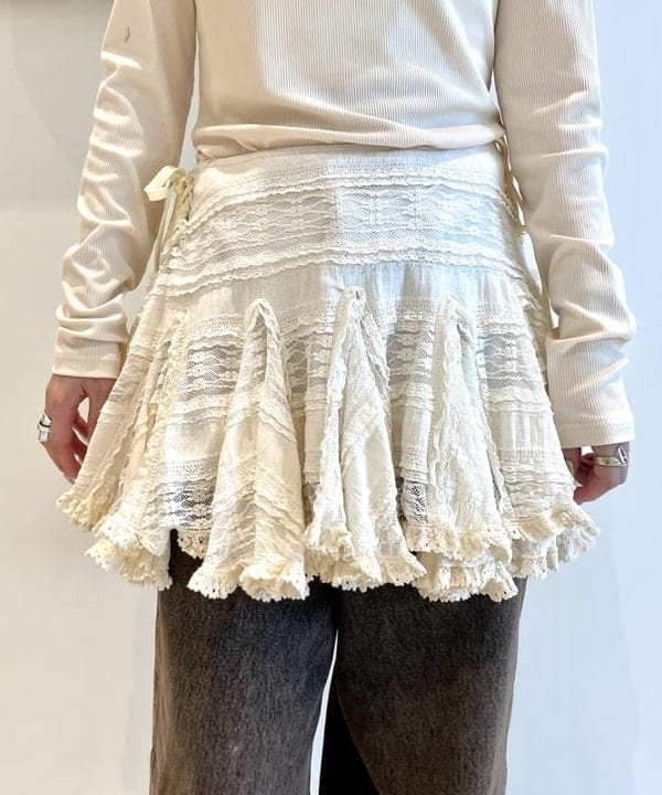 カタヤマ アヤさんの「BEAMS WOMEN｜リブ ギャザー オフショルダー Tシャツ」を使ったコーディネート