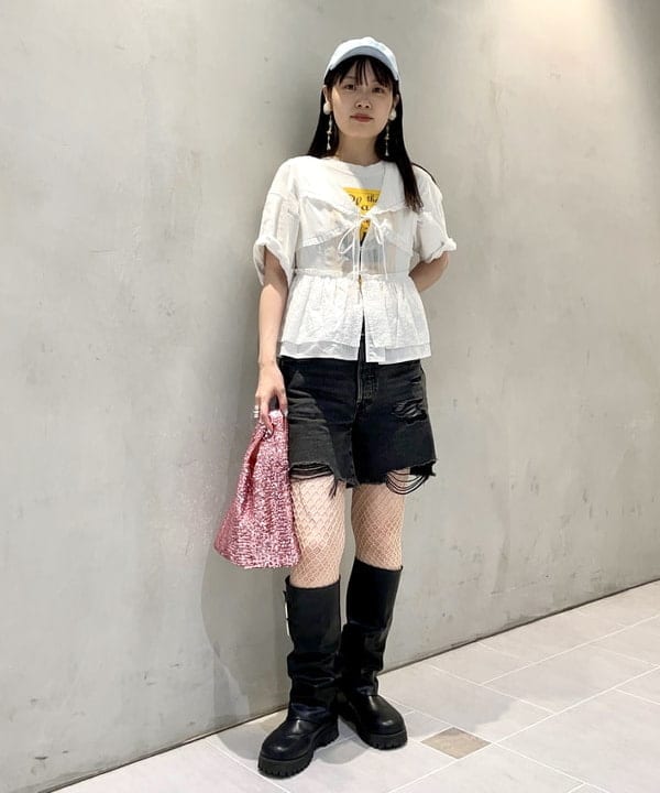 カタヤマ アヤさんの「BEAMS WOMEN｜スエード調 キャップ」を使ったコーディネート