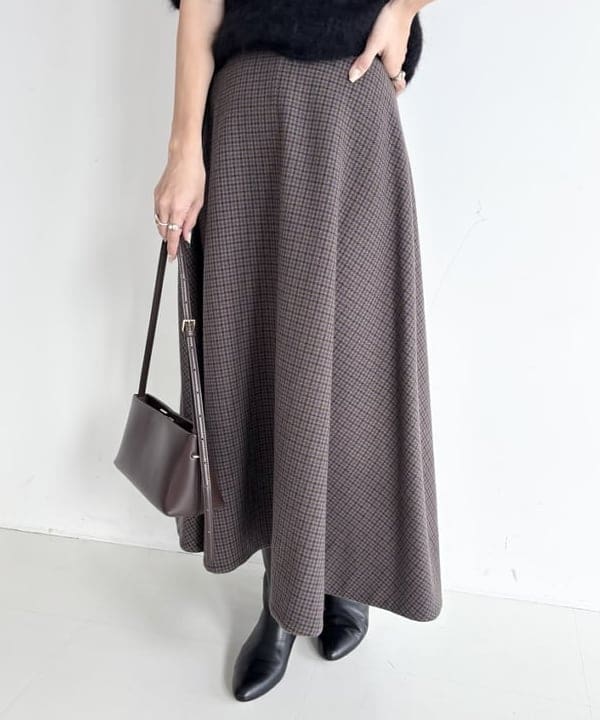 AONO SHIKAMAさんの「BEAMS WOMEN｜AK+1 / ウール チェック フレアスカート」を使ったコーディネート