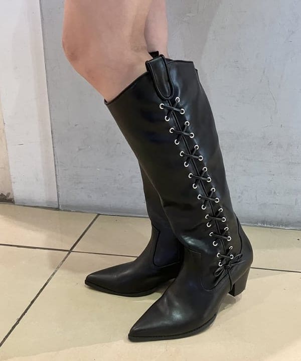 イトウミサキさんの「BEAMS WOMEN｜レースアップ ウエスタン ブーツ」を使ったコーディネート