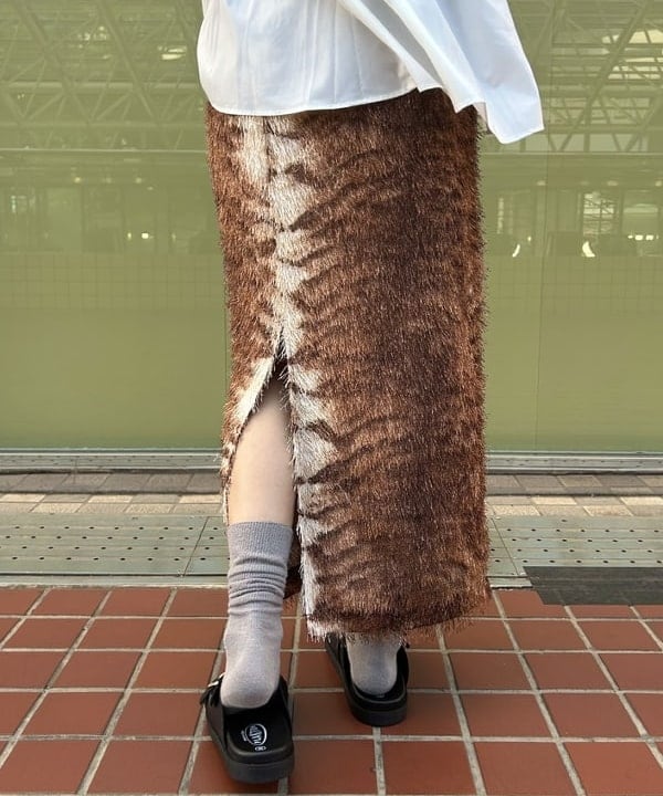 リサさんの「フリンジ ファー タイトスカート」を使ったコーディネート