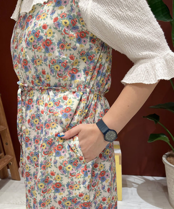 エノモト アミさんの「BEAMS WOMEN｜リバティ ベルト ノースリーブ ワンピース」を使ったコーディネート