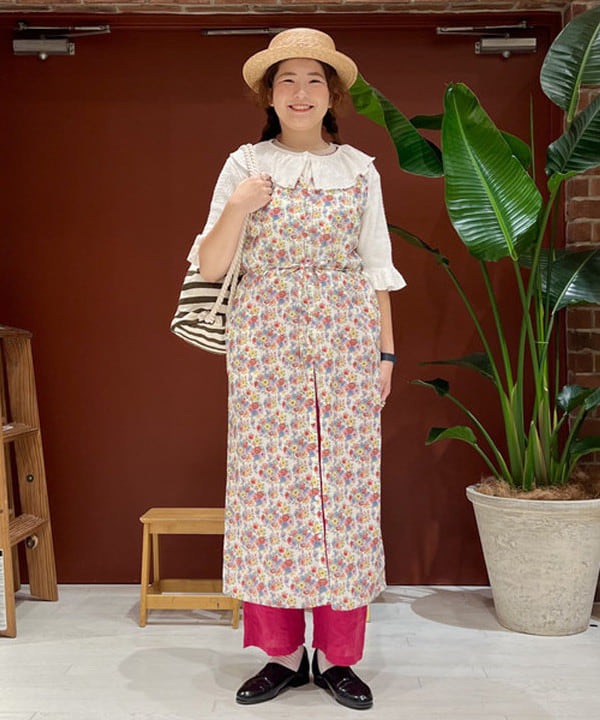 エノモト アミさんの「BEAMS WOMEN｜リバティ ベルト ノースリーブ ワンピース」を使ったコーディネート