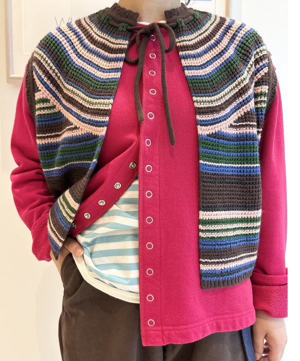 ナガオカ サキさんの「BEAMS WOMEN｜マルチボーダー ベスト」を使ったコーディネート