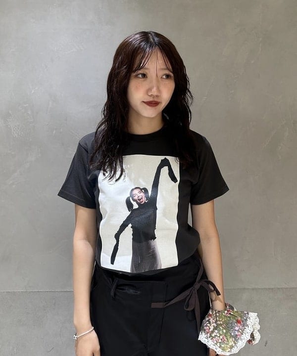 ハルカさんの「BEAMS WOMEN｜【別注】Kevin Cummins / 「Bjork」Photo T②」を使ったコーディネート