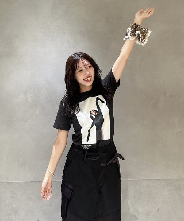 ハルカさんの「BEAMS WOMEN｜【別注】Kevin Cummins / 「Bjork」Photo T②」を使ったコーディネート