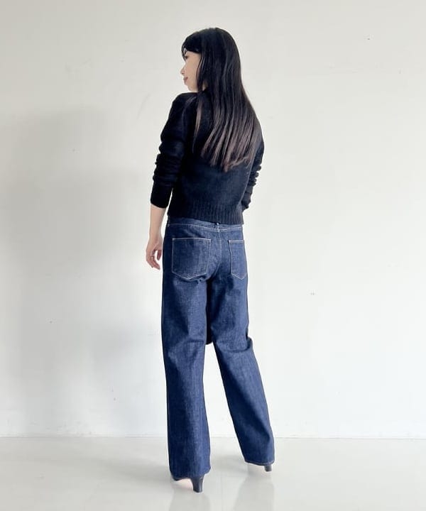 中丸　栞さんの「BEAMS WOMEN｜ISLA DE GAR / サテン クロシェ ハンドバッグ」を使ったコーディネート