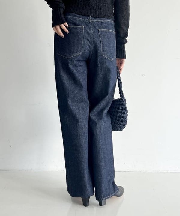 中丸　栞さんの「BEAMS WOMEN｜ISLA DE GAR / サテン クロシェ ハンドバッグ」を使ったコーディネート