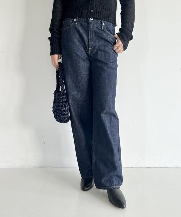 中丸　栞さんの「BEAMS WOMEN｜ISLA DE GAR / サテン クロシェ ハンドバッグ」を使ったコーディネート