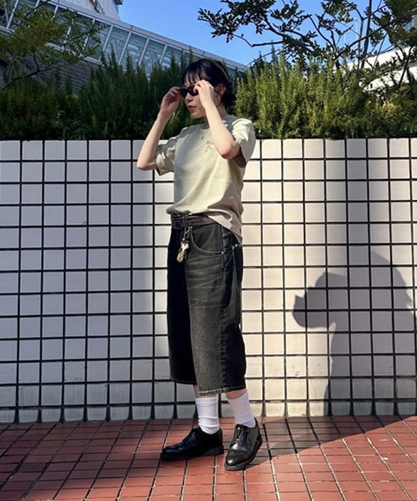 なるみさんの「【別注】UNIVERSAL OVERALL / ピグメントダイ Tシャツ」を使ったコーディネート