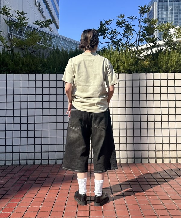 なるみさんの「【別注】UNIVERSAL OVERALL / ピグメントダイ Tシャツ」を使ったコーディネート