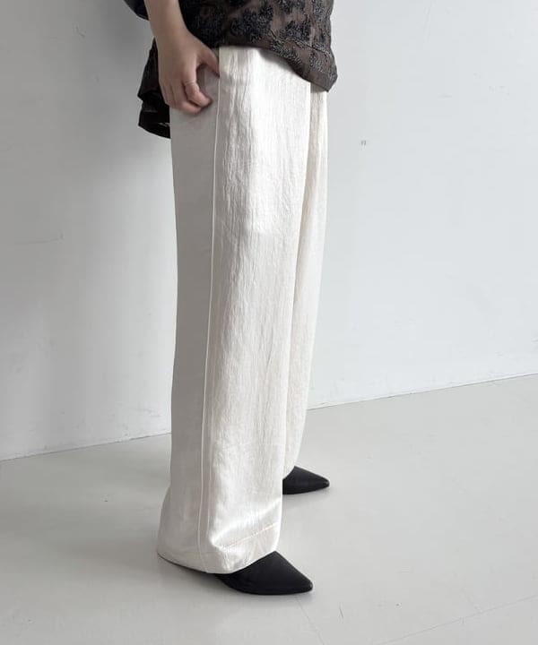 坂本 涼花さんの「BEAMS WOMEN｜アセテート サテン ワイドパンツ」を使ったコーディネート