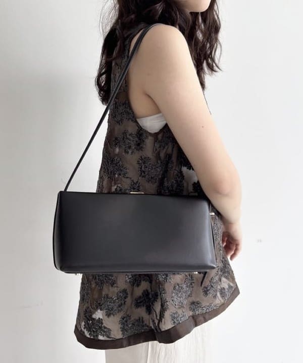 坂本 涼花さんの「BEAMS WOMEN｜アセテート サテン ワイドパンツ」を使ったコーディネート