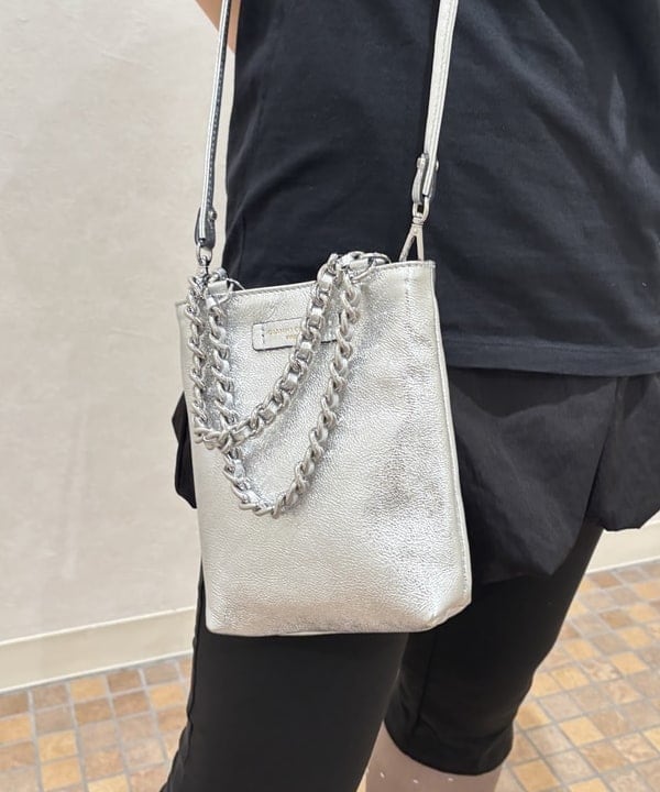 YABUさんの「BEAMS WOMEN｜GIANNI CHIARINI / CAMILLA メタリック レザートートバッグ」を使ったコーディネート