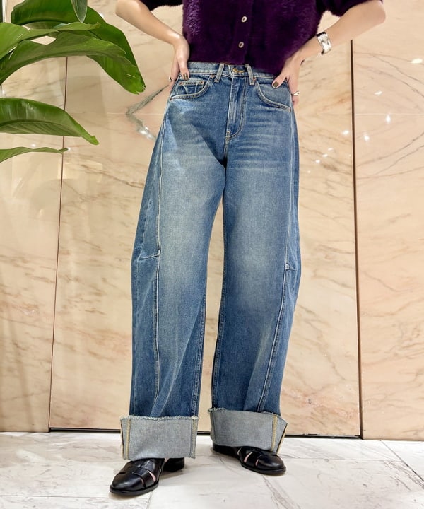 AONO SHIKAMAさんの「BEAMS WOMEN｜B SIDES / RELAXED CUFFED LASSO デニムパンツ」を使ったコーディネート