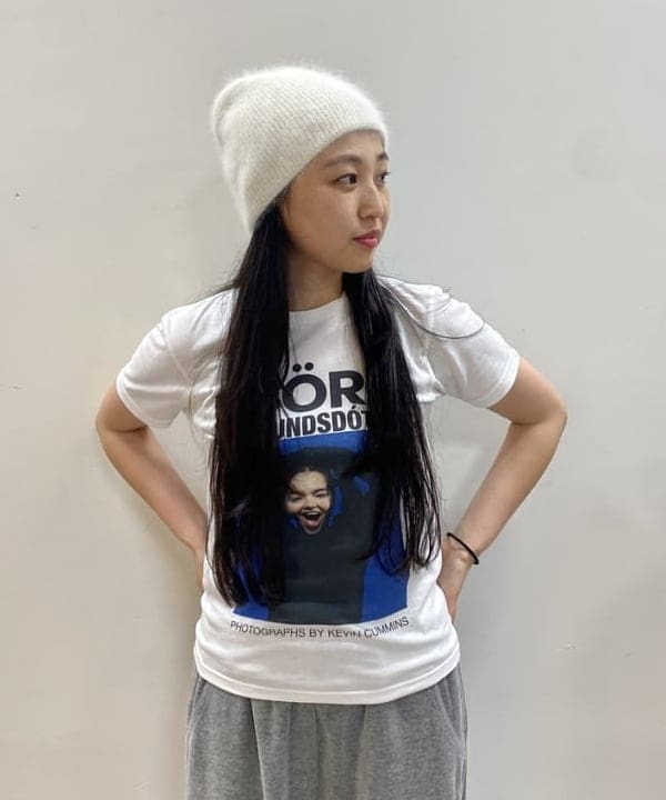 ayaさんの「BEAMS WOMEN｜【別注】Kevin Cummins / 「Bjork」Photo T③」を使ったコーディネート