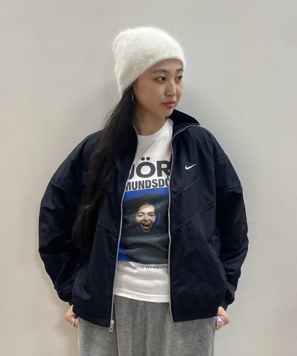 ayaさんの「BEAMS WOMEN｜【別注】Kevin Cummins / 「Bjork」Photo T③」を使ったコーディネート