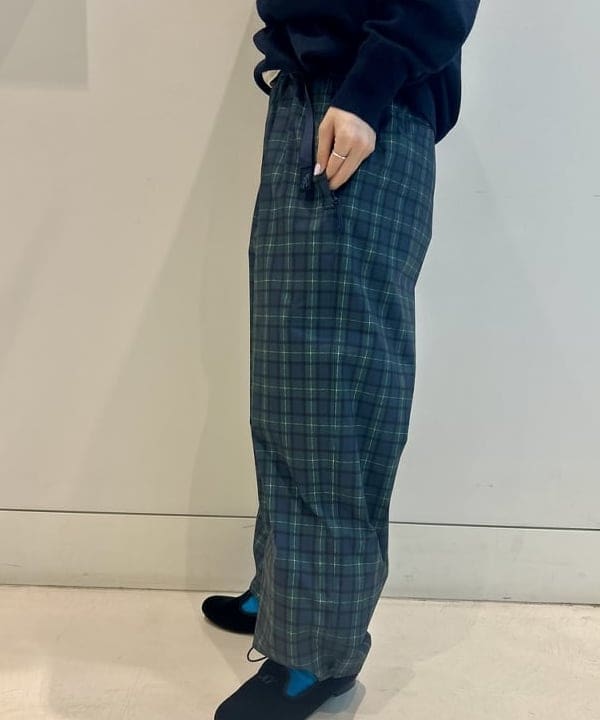 小原 もこさんの「BEAMS WOMEN｜【別注】Gramicci/ リップストップ スラックス」を使ったコーディネート