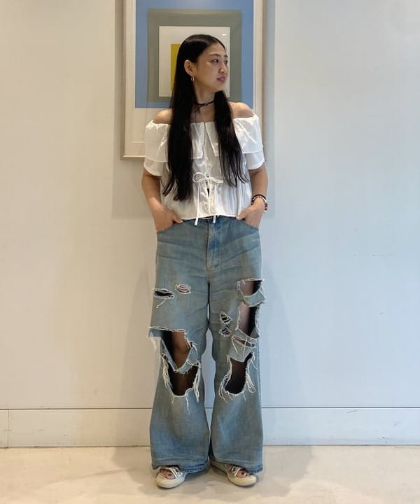 ayaさんの「BEAMS WOMEN｜ラッフルカラー オフショルダー ブラウス」を使ったコーディネート