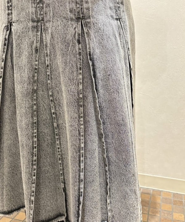 YABUさんの「BEAMS WOMEN｜デニム タック ミディアム スカート」を使ったコーディネート