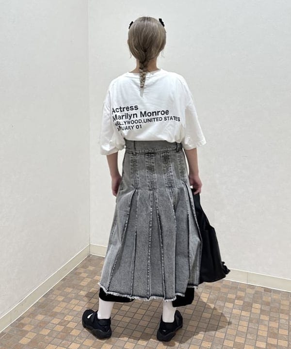 YABUさんの「BEAMS WOMEN｜デニム タック ミディアム スカート」を使ったコーディネート