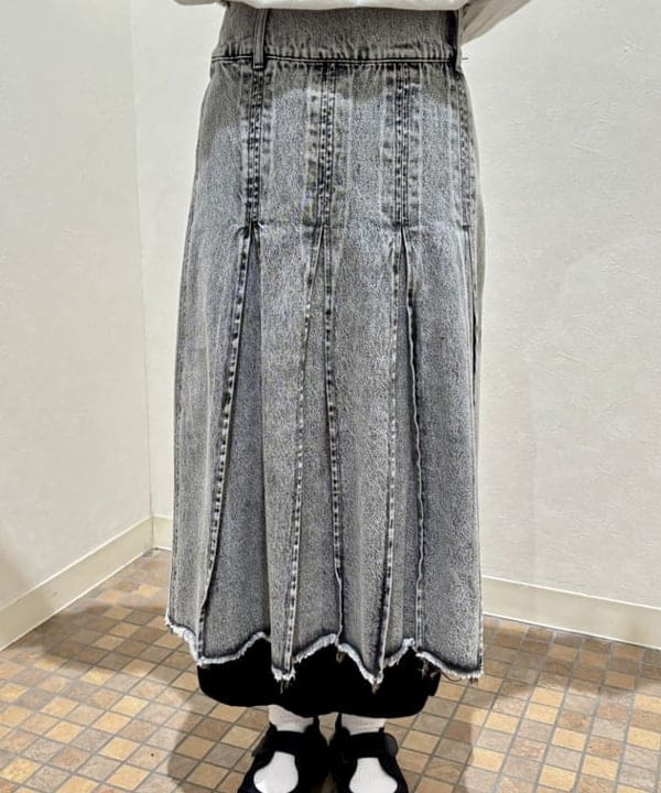 YABUさんの「BEAMS WOMEN｜デニム タック ミディアム スカート」を使ったコーディネート