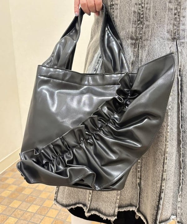 YABUさんの「BEAMS WOMEN｜デニム タック ミディアム スカート」を使ったコーディネート