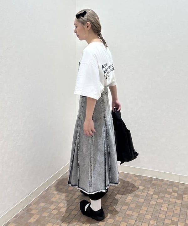 YABUさんの「BEAMS WOMEN｜デニム タック ミディアム スカート」を使ったコーディネート