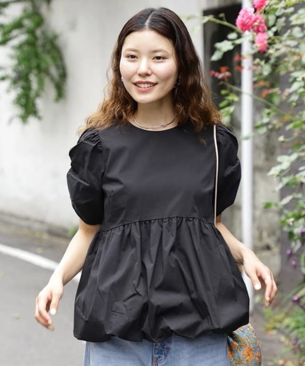 佐々木 南美さんの「BEAMS WOMEN｜ギャザースリーブ バルーン ブラウス」を使ったコーディネート