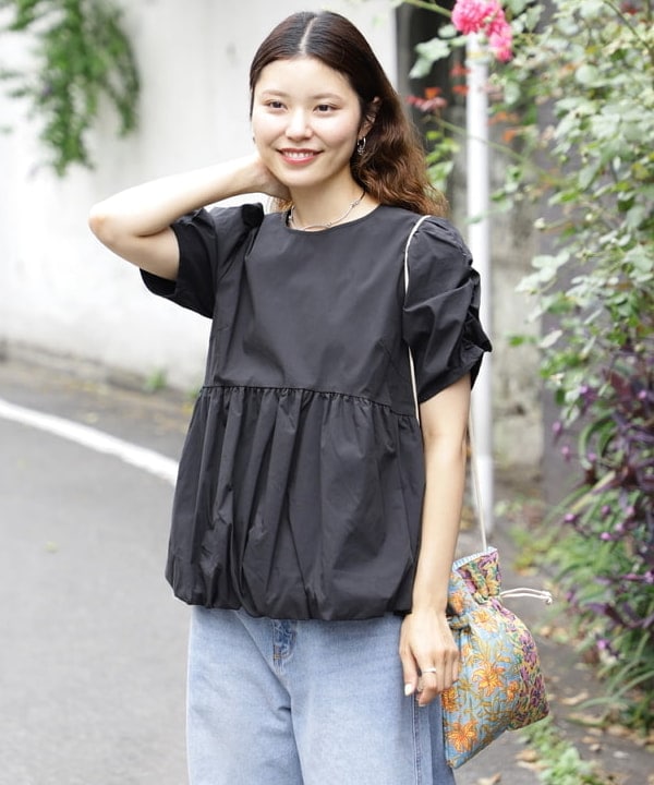 佐々木 南美さんの「BEAMS WOMEN｜ギャザースリーブ バルーン ブラウス」を使ったコーディネート